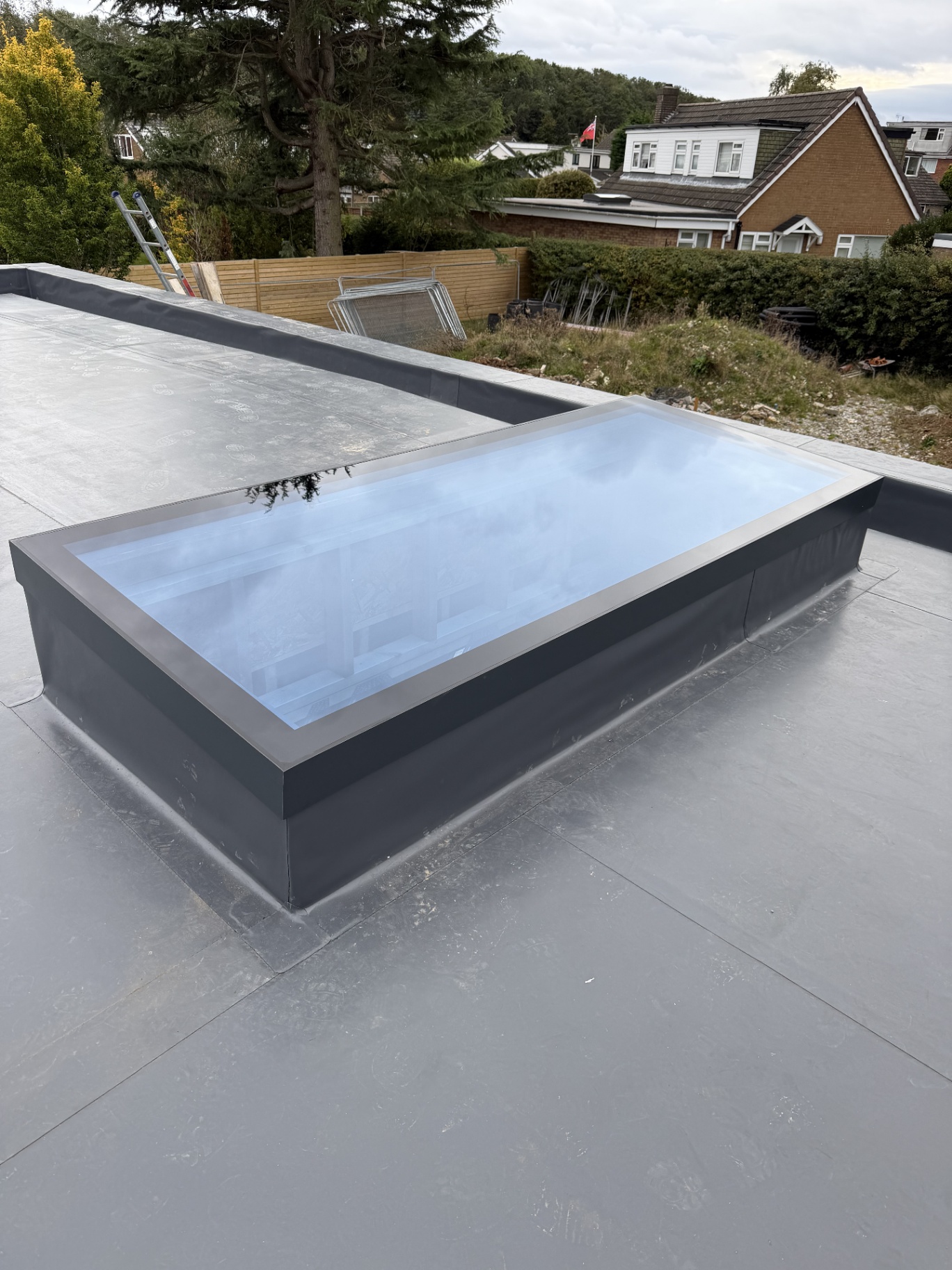 Profile view of a rectangular Infinity framed flat rooflight